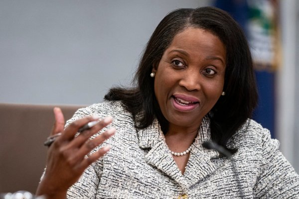 Gobernadora de la Fed, Lisa Cook, dice que "en algún momento" habrá que comenzar a bajar las tasas de interés