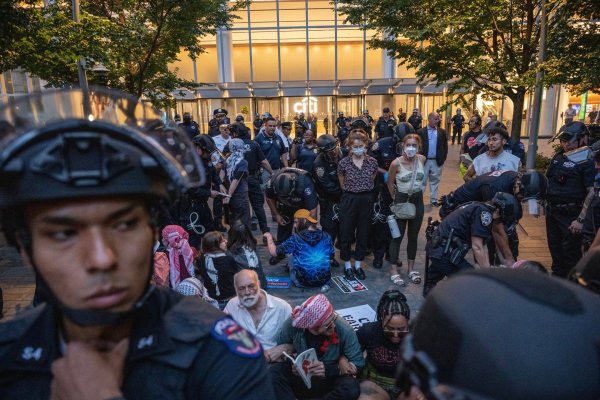 Citigroup pide a trabajadores no confrontar a manifestantes que protestan frente a su sede en Nueva York