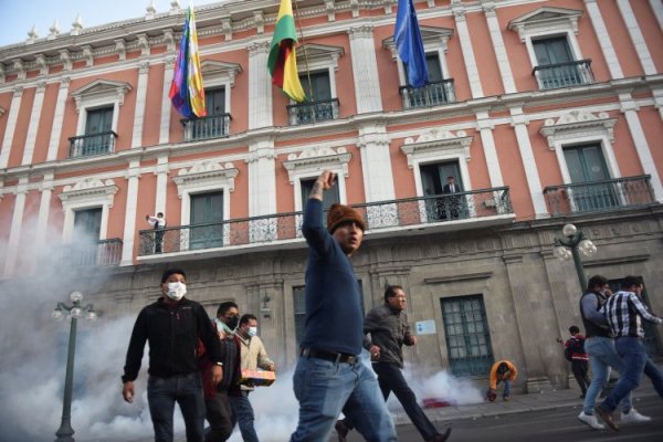 Rebelión militar en Bolivia "no ayuda a la certidumbre económica del país", asegura experto