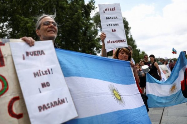 Milei acelera la motosierra en el Estado y los gremios anuncian nuevo paro nacional