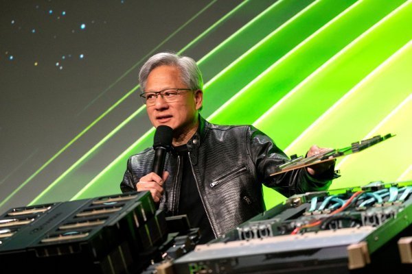 <p>El jefe de Nvidia, Jensen Huang. Se prevé que la empresa suministre a China este año más de un millón de sus nuevos chips H20, que cuestan entre US$ 12.000 y US$ 13.000 cada uno. </p>