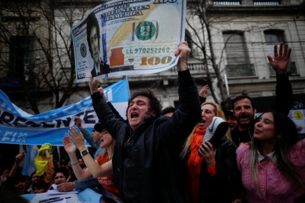 Milei da un paso clave en el régimen fiscal: elimina impuesto que grava la compra de divisas extranjeras