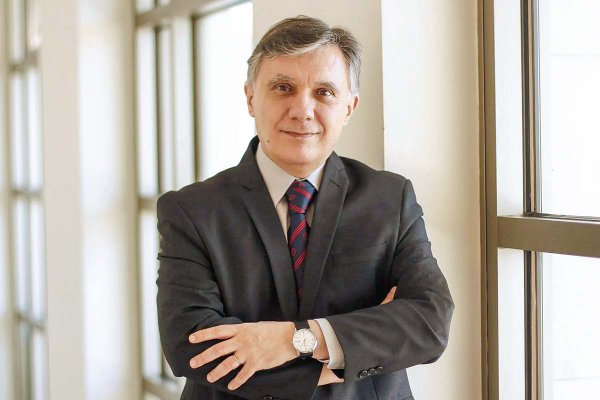 Académico Alejandro Vigo: "El populismo está bien repartido entre izquierda y derecha"