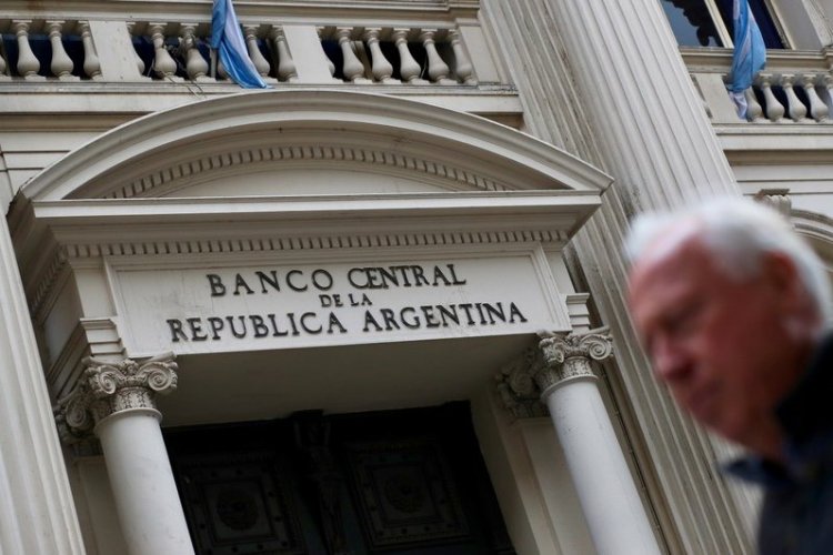<p>Bolsa argentina se desploma por medidas de Milei: el país dejará de expandir su base monetaria para combatir la inflación</p>