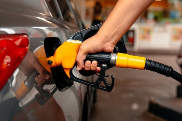 <p>Argentina dejó de tener el litro de gasolina más barato de la región</p>
