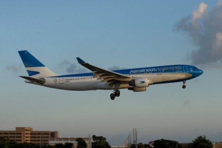 Se abre una pelea por espacios en los aeropuertos de Argentina, tras decreto clave que avala la remoción de aviones en desuso