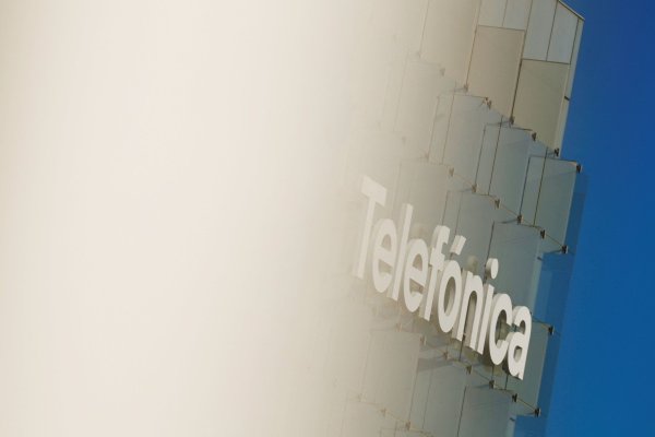 Telefónica bate previsiones en el segundo trimestre y busca vender su unidad colombiana