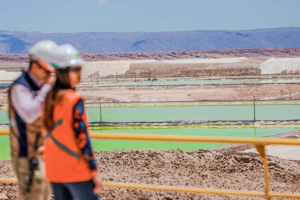 <p>SQM: acción cierra en mínimos desde enero de 2022 tras decepcionantes resultados de Albemarle</p>