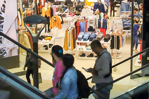Compras de turistas argentinos y brasileños impulsan las ventas de los malls en Chile