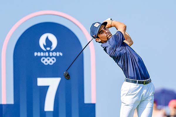 <p>El golfista chileno Joaquín Niemann quedó en tercer lugar tras su debut. Fotos: Reuters</p>