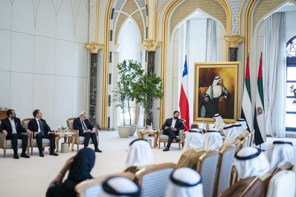 <p>Carne de camello, cero alcohol y un robot del futuro: la trastienda de la gira presidencial a Medio Oriente</p>
