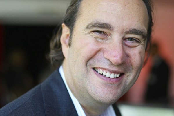 Quién es Xavier Niel, el multimillonario francés que amenaza con hacer fracasar la fusión de Telefónica con Tigo en Colombia