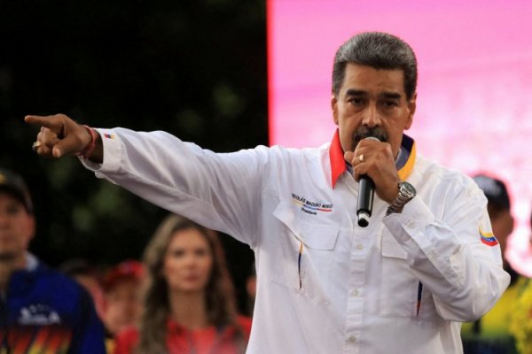 <p>Maduro dice que "romperá relaciones" con WhatsApp y fiscalía inicia investigación contra líderes de la oposición</p>