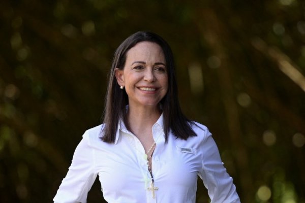 Líder opositora venezolana Machado dice que Maduro se ha "atrincherado" con altos mandos militares