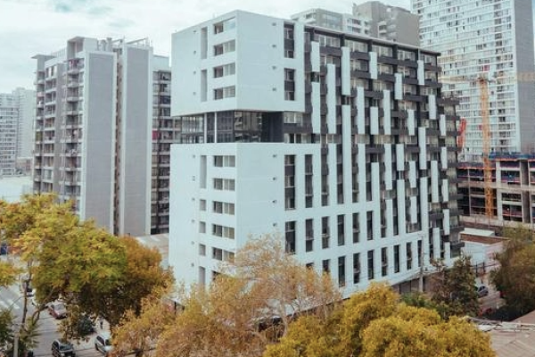 Se desata millonaria disputa por los “edificios fantasmas” en Estación Central: inmobiliaria exige indemnizaciones