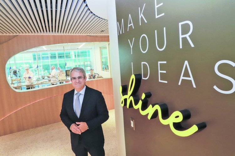 <p>Director para América Latina de Nestlé asume como CEO de la firma tras salida de Mark Schneider con el objetivo de reanimar el crecimiento de la firma</p>