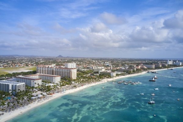 Aruba: la isla que proyecta recibir 1,4 millones de turistas en 2024 y atraer cada vez más visitantes latinoamericanos