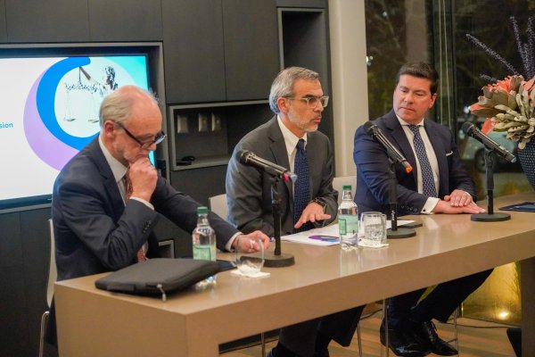 Encuesta revela factores clave para el prestigio de los abogados en Chile