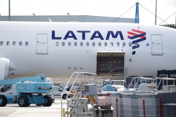Latam y Avianca toman medidas en Colombia por falta de combustible mientras el Gobierno desestima una crisis