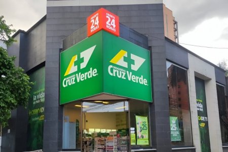 <p>Cruz Verde lanzó red de farmacias 24 horas en más de 50 sucursales de Colombia</p>