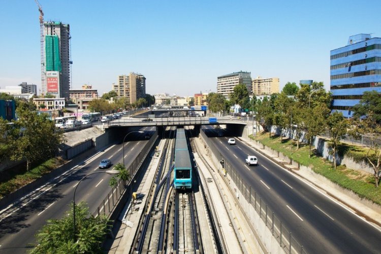 <p>Española Abertis anuncia inversiones por US$ 408 millones para la construcción de dos nuevos túneles en Santiago</p>