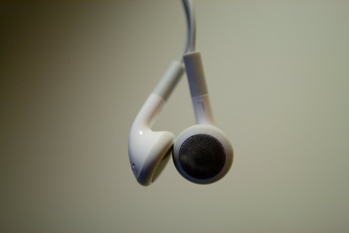 <p>Usaba IA para crear canciones: músico habría estafado por US$ 10 millones a plataformas de streaming en EEUU</p>