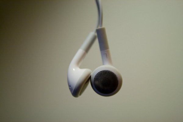 Usaba IA para crear canciones: músico habría estafado por US$ 10 millones a plataformas de streaming en EEUU