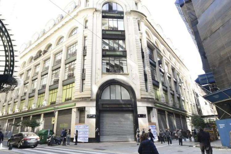 <p>El megalocal de Falabella en Florida, Argentina sigue vacío: le bajan el precio pero no consigue arrendatario</p>