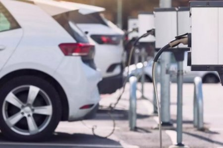 <p>Empresarios automotrices alertan un riesgo en la transición energética por aumento de IVA a 19% en híbridos en Colombia</p>