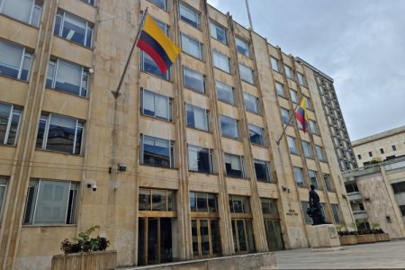 <p>Experto advierte que Colombia está en alto riesgo de default por falta de dólares y baja emisión de bonos</p>
