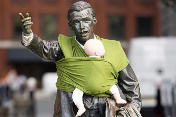 Estatuas cargando recién nacidos: Campaña activista por mayor post natal masculino en Inglaterra sorprende