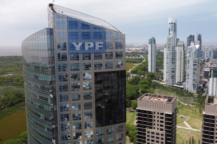 <p>Petrolera argentina YPF avanza en plan de desinversión: firma acuerdo para venta de campos maduros</p>