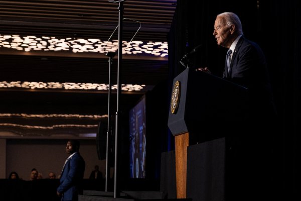 Biden espera que la Fed siga bajando las tasas de interés
