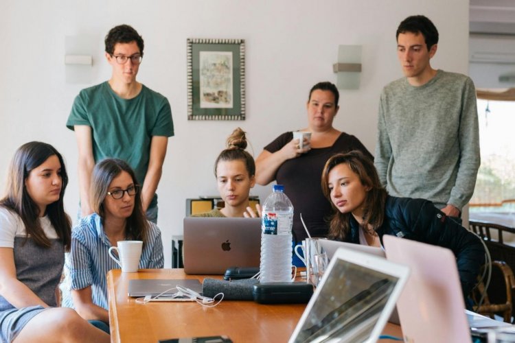 <p>Fuerte brecha entre empresas y trabajadores: la mitad de los empleados presenta “problemas importantes” en al menos dos de las cuatro áreas de bienestar</p>