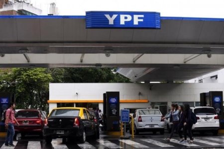 <p>Argentina YPF bajará el precio del combustible de octubre y acelera obra en Vaca Muerta</p>