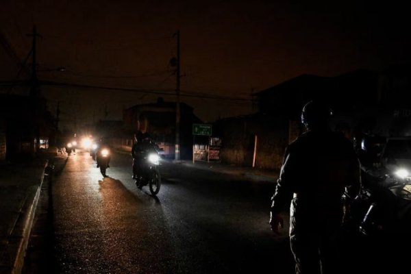 Ecuador: apagones e incendios dejan al país en emergencia crítica y las pérdidas alcanzan los US$ 100 millones por cada corte