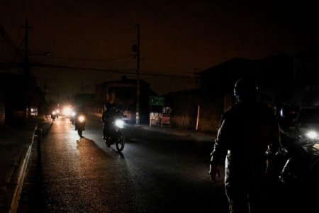 <p>Ecuador: apagones e incendios dejan al país en emergencia crítica y las pérdidas alcanzan los US$ 100 millones por cada corte</p>