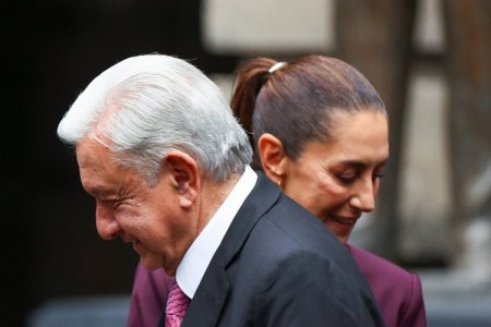 <p>La primera presidenta de México asume el poder bajo la sombra de su mentor</p>