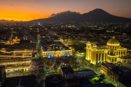 <p>El Salvador se convirtió en el epicentro de las inversiones de las empresas de Colombia</p>