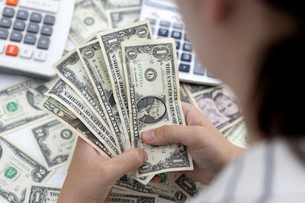 Dólar se deprecia levemente ante el repunte del cobre y tensiones en Medio Oriente