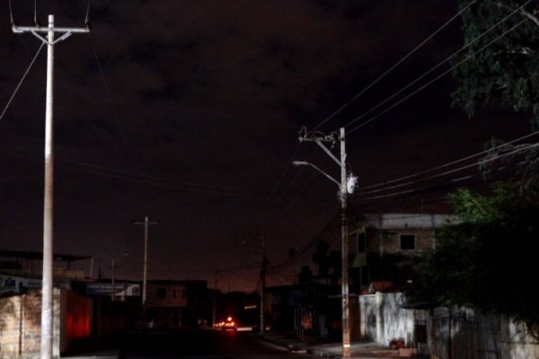 Ecuador reduce cortes de energía ante "cambios favorables" en las condiciones hidrológicas