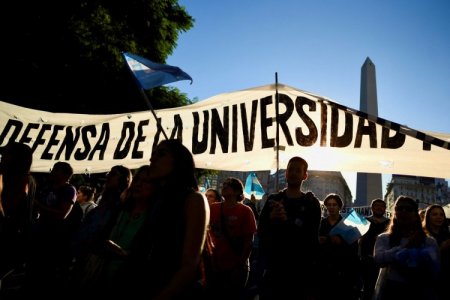 <p>Universidades argentinas enfrentan ajuste de Milei con multitudinaria protesta</p>