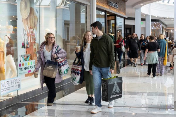 Los europeos ansiosos acumulan ahorros mientras los consumidores estadounidenses impulsan la economía mundial