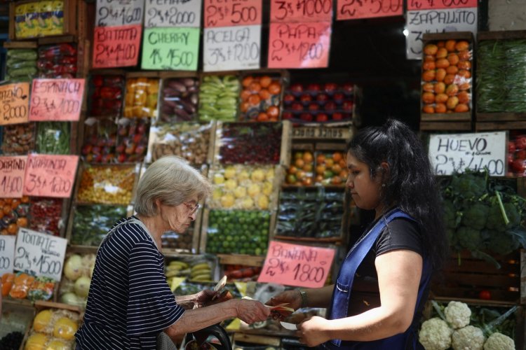 <p>Inflación en Argentina se desacelera a 3,5% en septiembre y rompe el piso esperado por el Gobierno de Milei</p>