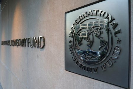 <p>El FMI recortó los sobrecargos que pagan los países deudores y Argentina dejará de pagar cerca de US$ 400 millones anuales</p>