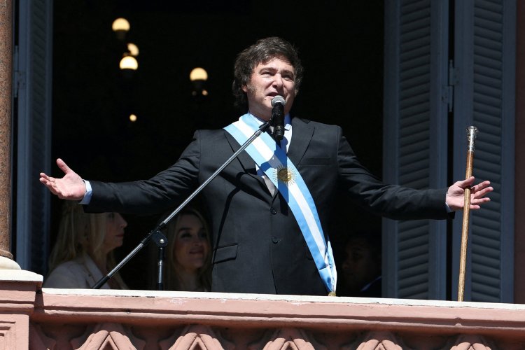 <p>Riesgo país de Argentina sigue a la baja y perfora base de 2020 tras reestructuración de la deuda</p>