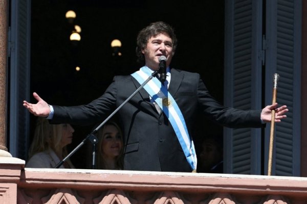 Riesgo país de Argentina sigue a la baja y perfora base de 2020 tras reestructuración de la deuda