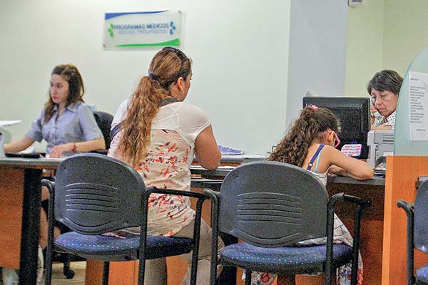 Isapres comenzarán devoluciones a afiliados en diciembre: deuda del sistema es de al menos US$ 1.213 millones y Cruz Blanca lidera la lista