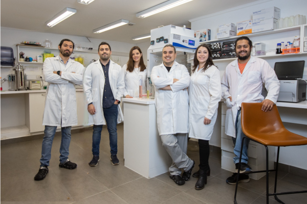 Biotech chilena que fabrica proteínas similares a las humanas para probar fármacos alista salida al mercado