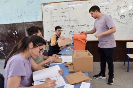 <p>Uruguay va a segunda vuelta y rechaza la reforma de pensiones</p>